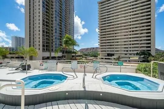 Spacious & Affordable Waikiki Getaway - Perfect For Families & Groups, Near Beach Includes Free Parking 檀香山