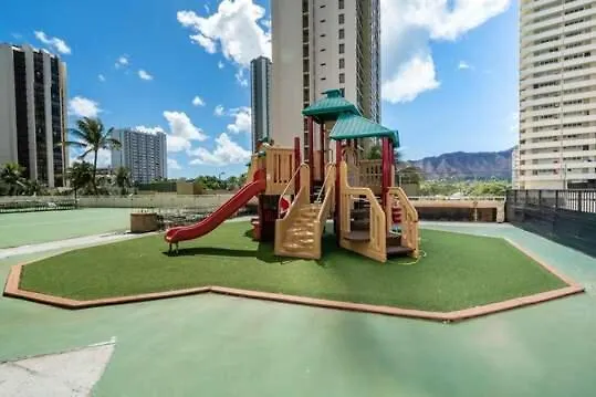 Spacious & Affordable Waikiki Getaway - Perfect For Families & Groups, Near Beach Includes Free Parking 檀香山 0*,  美国