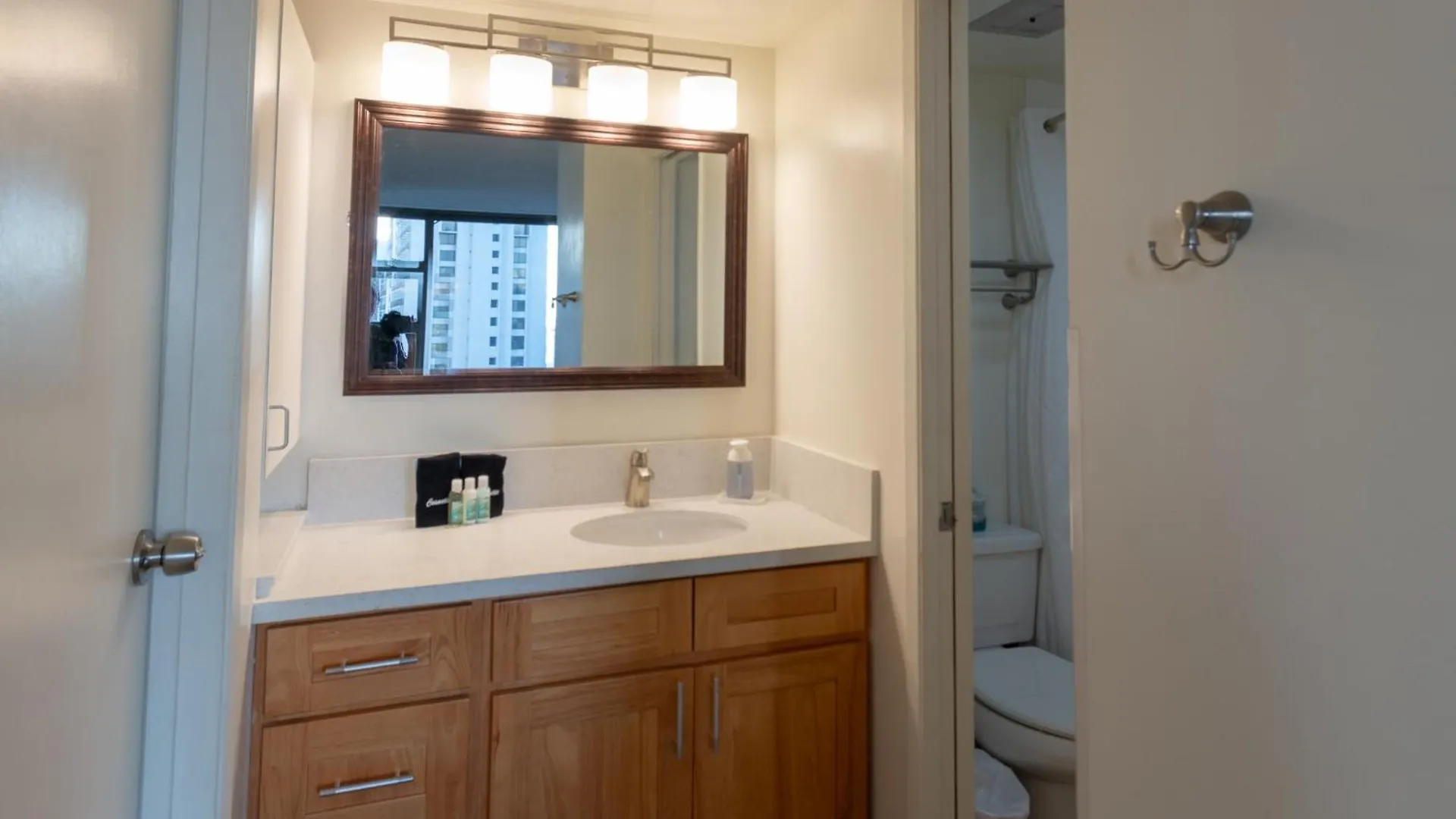 Spacious & Affordable Waikiki Getaway - Perfect For Families & Groups, Near Beach Includes Free Parking 檀香山