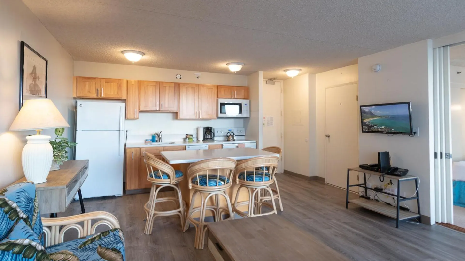 Spacious & Affordable Waikiki Getaway - Perfect For Families & Groups, Near Beach Includes Free Parking 檀香山 0*,  美国